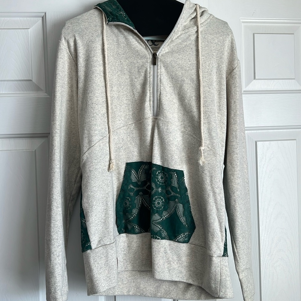 Ampersand hoodie with lace and thumb holes